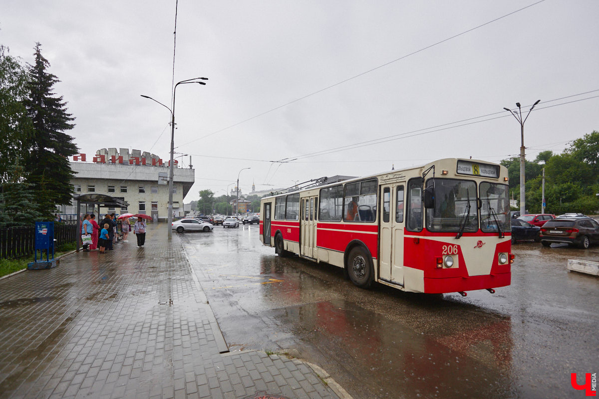 Мы уже рассказывали вам о том, что Владимиро-Суздальский музей-заповедник запустил новый экскурсионный маршрут. Теперь увидеть город и узнать о его достопримечательностях можно прямо из окна ретротроллейбуса. Наше издание протестировало формат одним из первых.