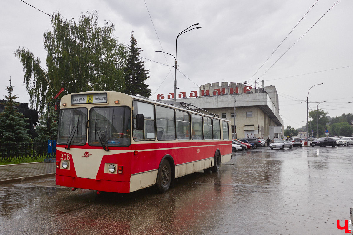 Мы уже рассказывали вам о том, что Владимиро-Суздальский музей-заповедник запустил новый экскурсионный маршрут. Теперь увидеть город и узнать о его достопримечательностях можно прямо из окна ретротроллейбуса. Наше издание протестировало формат одним из первых.