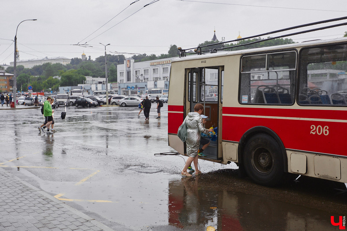 Мы уже рассказывали вам о том, что Владимиро-Суздальский музей-заповедник запустил новый экскурсионный маршрут. Теперь увидеть город и узнать о его достопримечательностях можно прямо из окна ретротроллейбуса. Наше издание протестировало формат одним из первых.
