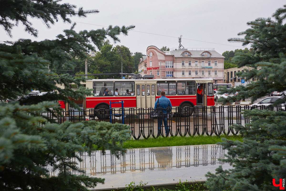 Мы уже рассказывали вам о том, что Владимиро-Суздальский музей-заповедник запустил новый экскурсионный маршрут. Теперь увидеть город и узнать о его достопримечательностях можно прямо из окна ретротроллейбуса. Наше издание протестировало формат одним из первых.