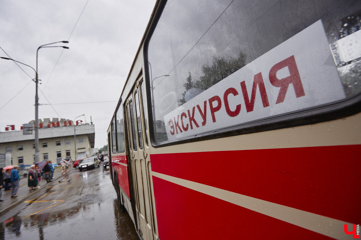Мы уже рассказывали вам о том, что Владимиро-Суздальский музей-заповедник запустил новый экскурсионный маршрут. Теперь увидеть город и узнать о его достопримечательностях можно прямо из окна ретротроллейбуса. Наше издание протестировало формат одним из первых.