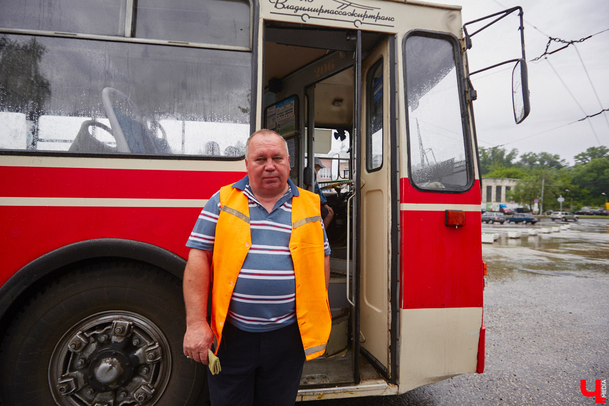 Мы уже рассказывали вам о том, что Владимиро-Суздальский музей-заповедник запустил новый экскурсионный маршрут. Теперь увидеть город и узнать о его достопримечательностях можно прямо из окна ретротроллейбуса. Наше издание протестировало формат одним из первых.