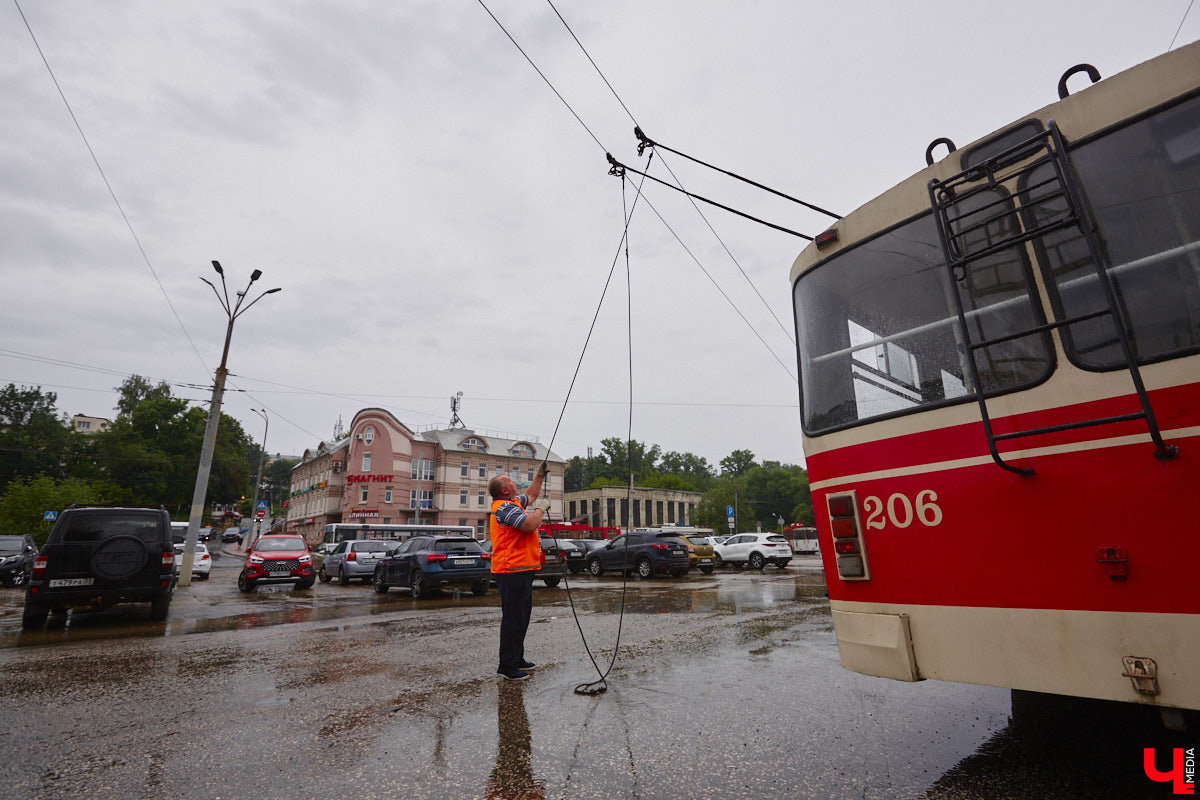 Мы уже рассказывали вам о том, что Владимиро-Суздальский музей-заповедник запустил новый экскурсионный маршрут. Теперь увидеть город и узнать о его достопримечательностях можно прямо из окна ретротроллейбуса. Наше издание протестировало формат одним из первых.