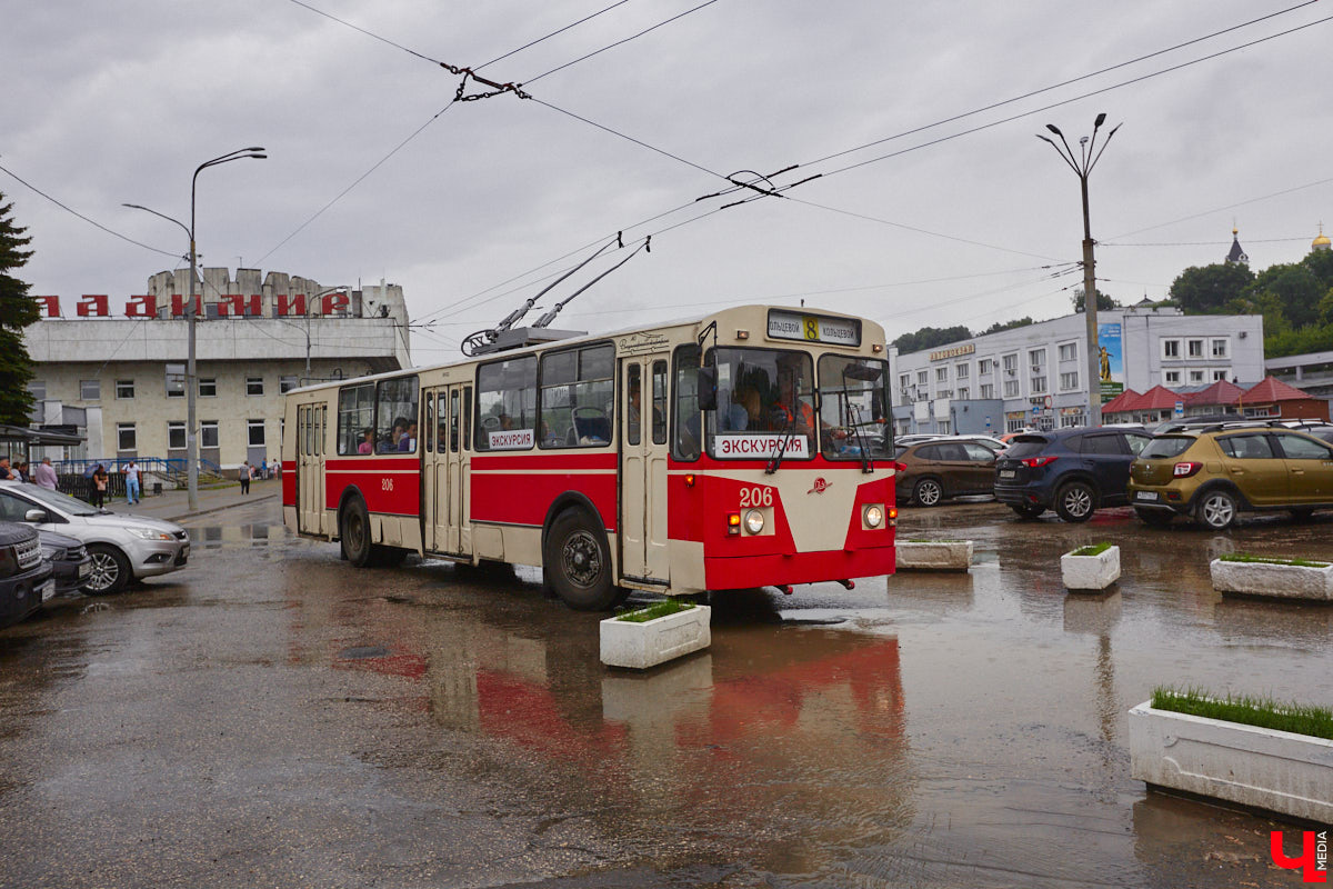 Мы уже рассказывали вам о том, что Владимиро-Суздальский музей-заповедник запустил новый экскурсионный маршрут. Теперь увидеть город и узнать о его достопримечательностях можно прямо из окна ретротроллейбуса. Наше издание протестировало формат одним из первых.