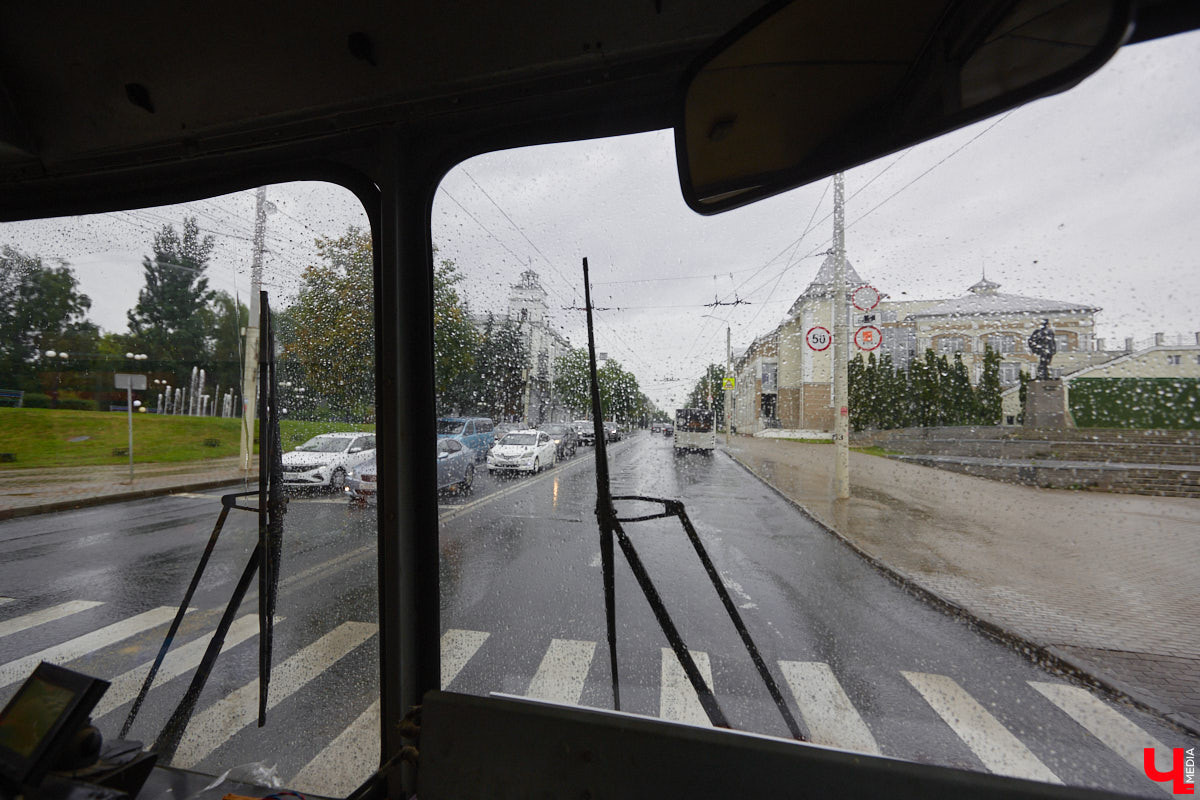 Мы уже рассказывали вам о том, что Владимиро-Суздальский музей-заповедник запустил новый экскурсионный маршрут. Теперь увидеть город и узнать о его достопримечательностях можно прямо из окна ретротроллейбуса. Наше издание протестировало формат одним из первых.