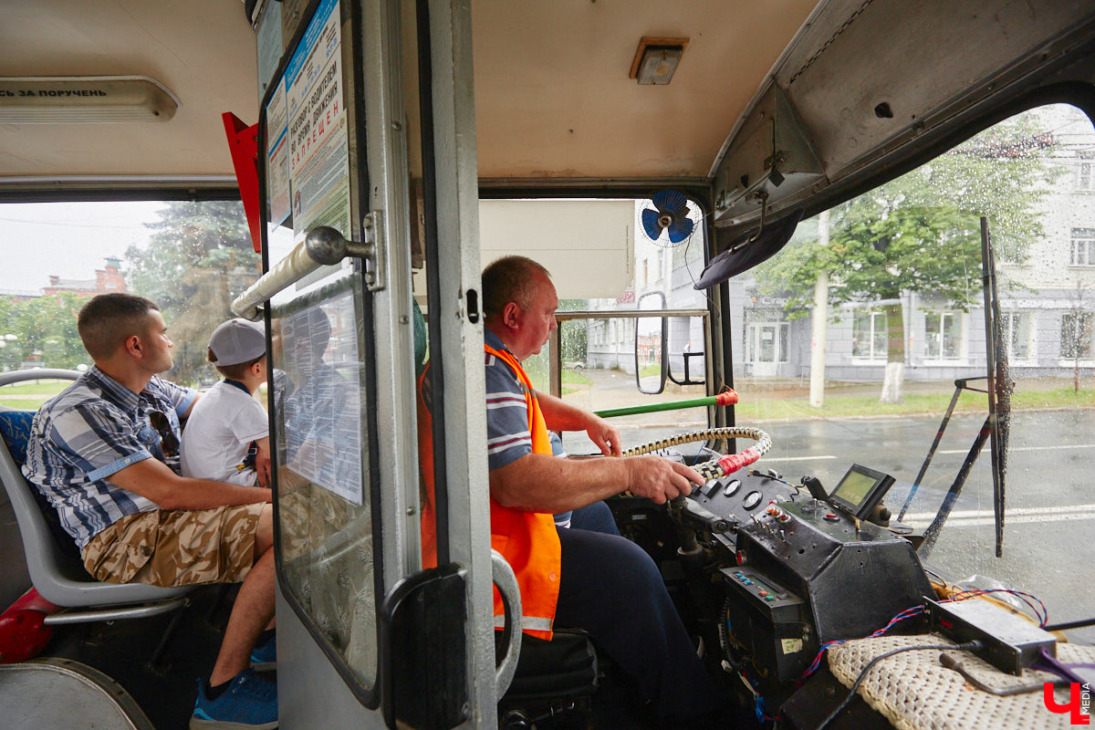 Мы уже рассказывали вам о том, что Владимиро-Суздальский музей-заповедник запустил новый экскурсионный маршрут. Теперь увидеть город и узнать о его достопримечательностях можно прямо из окна ретротроллейбуса. Наше издание протестировало формат одним из первых.