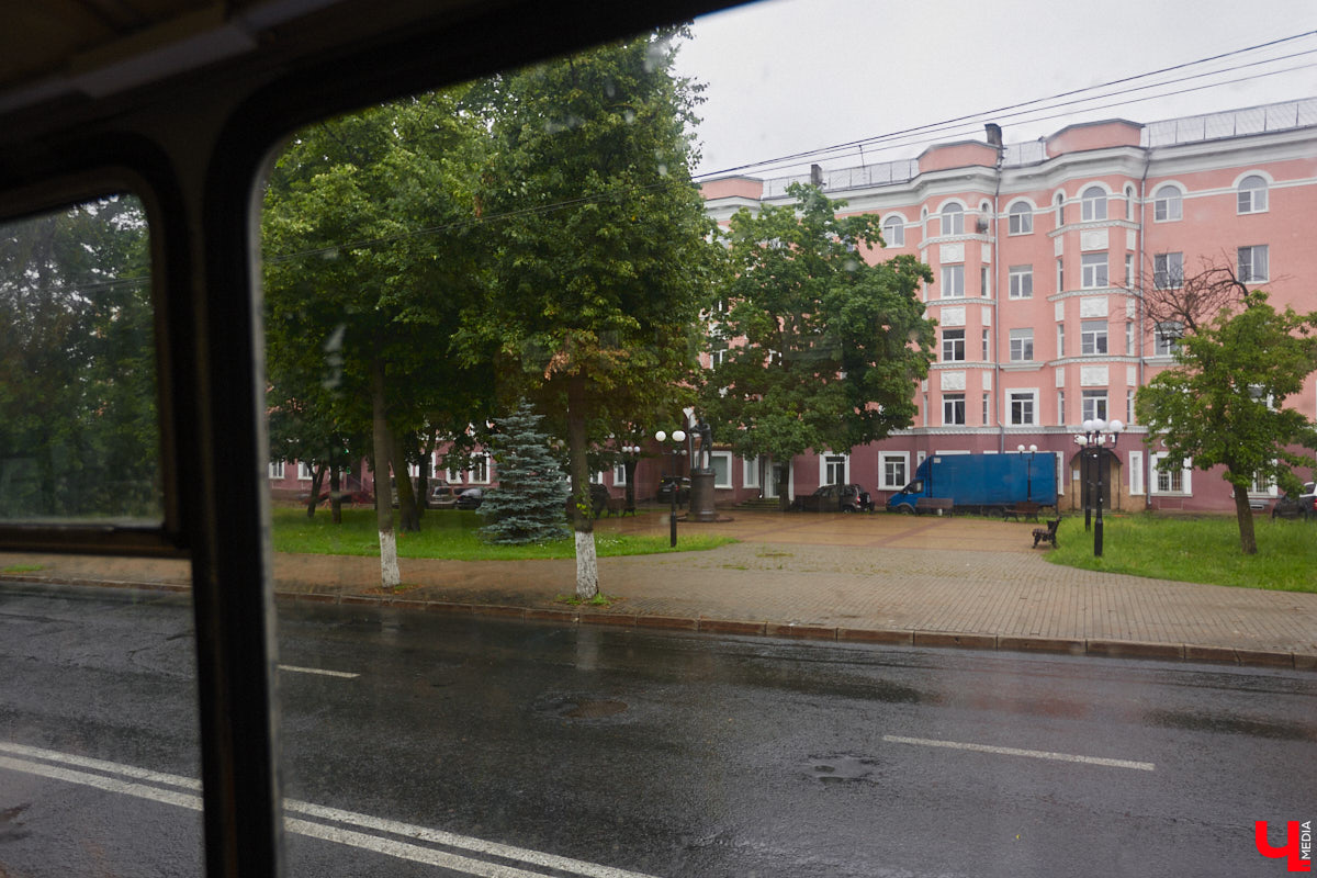 Мы уже рассказывали вам о том, что Владимиро-Суздальский музей-заповедник запустил новый экскурсионный маршрут. Теперь увидеть город и узнать о его достопримечательностях можно прямо из окна ретротроллейбуса. Наше издание протестировало формат одним из первых.