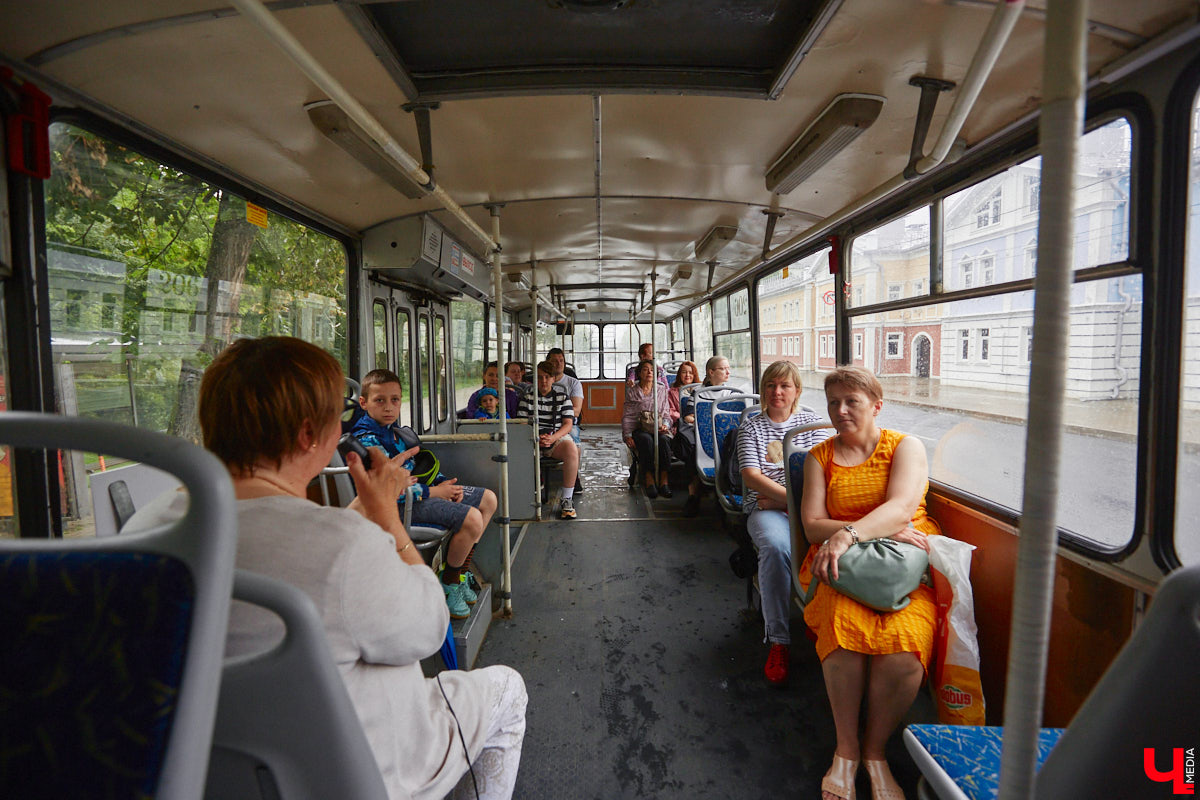 Мы уже рассказывали вам о том, что Владимиро-Суздальский музей-заповедник запустил новый экскурсионный маршрут. Теперь увидеть город и узнать о его достопримечательностях можно прямо из окна ретротроллейбуса. Наше издание протестировало формат одним из первых.