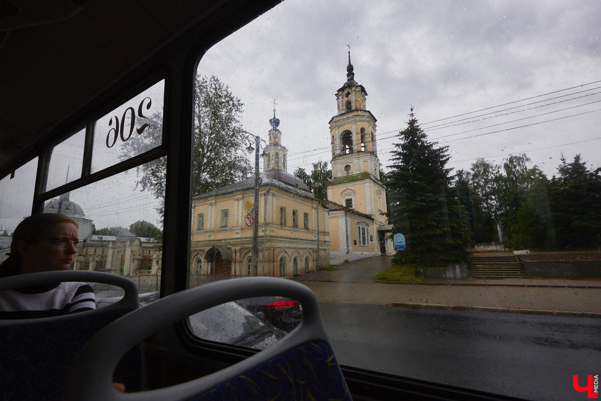 Мы уже рассказывали вам о том, что Владимиро-Суздальский музей-заповедник запустил новый экскурсионный маршрут. Теперь увидеть город и узнать о его достопримечательностях можно прямо из окна ретротроллейбуса. Наше издание протестировало формат одним из первых.