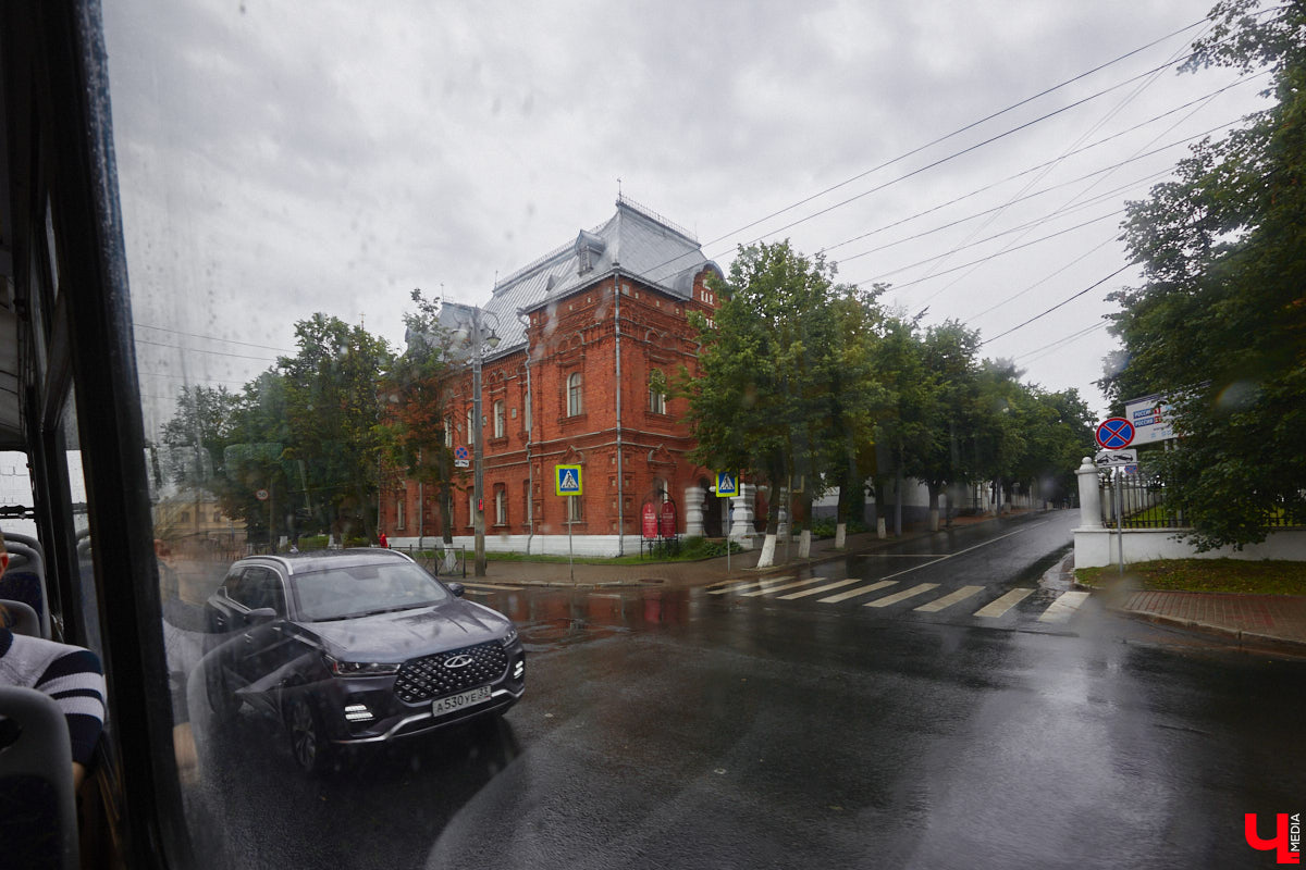 Мы уже рассказывали вам о том, что Владимиро-Суздальский музей-заповедник запустил новый экскурсионный маршрут. Теперь увидеть город и узнать о его достопримечательностях можно прямо из окна ретротроллейбуса. Наше издание протестировало формат одним из первых.