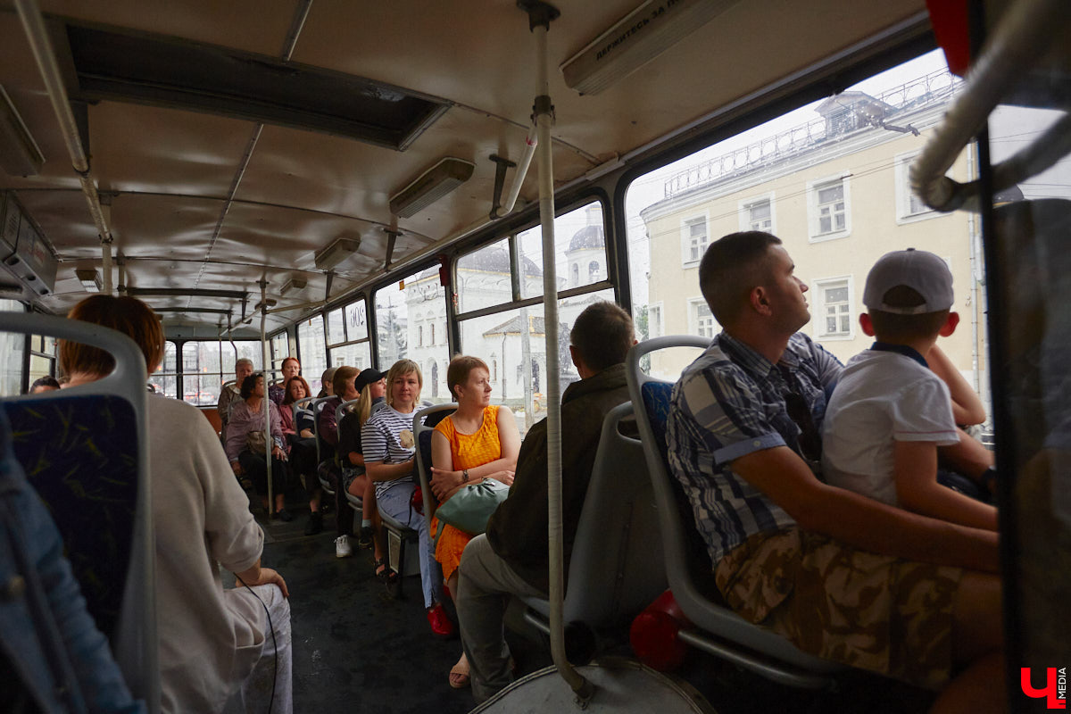 Мы уже рассказывали вам о том, что Владимиро-Суздальский музей-заповедник запустил новый экскурсионный маршрут. Теперь увидеть город и узнать о его достопримечательностях можно прямо из окна ретротроллейбуса. Наше издание протестировало формат одним из первых.