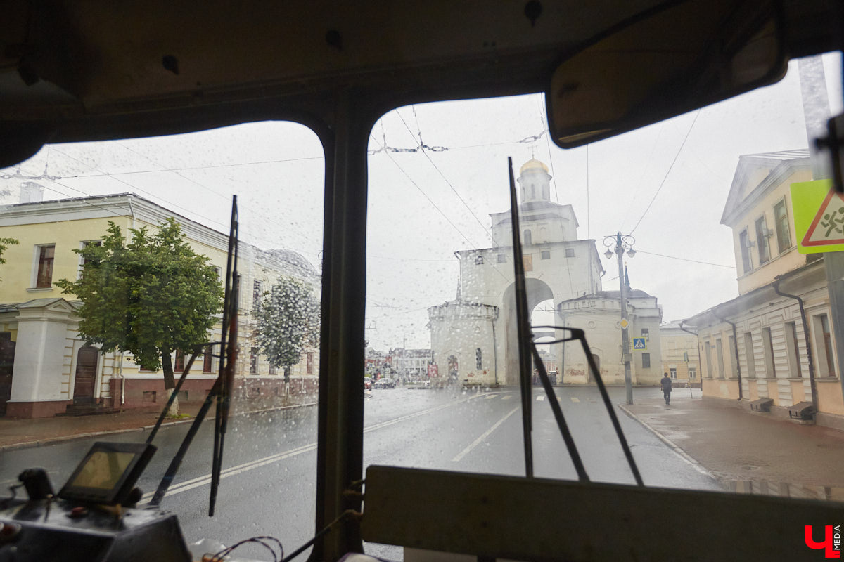 Мы уже рассказывали вам о том, что Владимиро-Суздальский музей-заповедник запустил новый экскурсионный маршрут. Теперь увидеть город и узнать о его достопримечательностях можно прямо из окна ретротроллейбуса. Наше издание протестировало формат одним из первых.