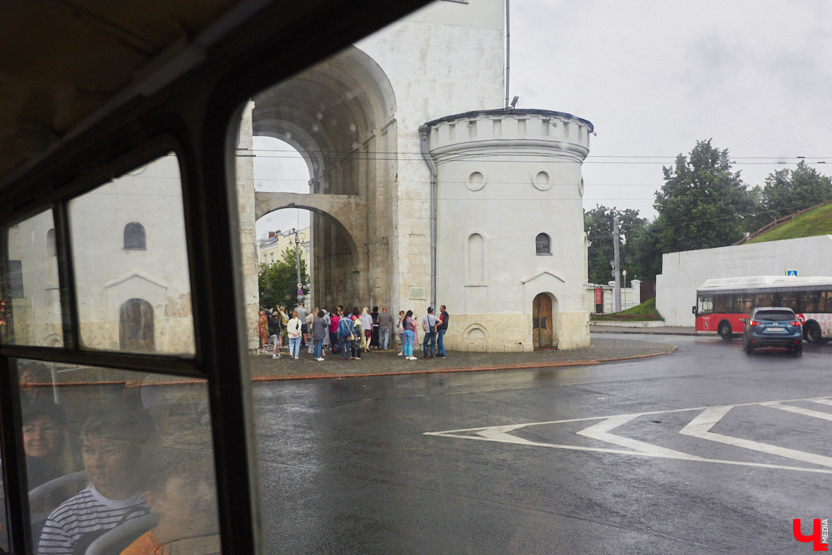 Мы уже рассказывали вам о том, что Владимиро-Суздальский музей-заповедник запустил новый экскурсионный маршрут. Теперь увидеть город и узнать о его достопримечательностях можно прямо из окна ретротроллейбуса. Наше издание протестировало формат одним из первых.