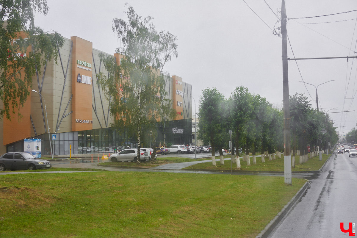 Мы уже рассказывали вам о том, что Владимиро-Суздальский музей-заповедник запустил новый экскурсионный маршрут. Теперь увидеть город и узнать о его достопримечательностях можно прямо из окна ретротроллейбуса. Наше издание протестировало формат одним из первых.