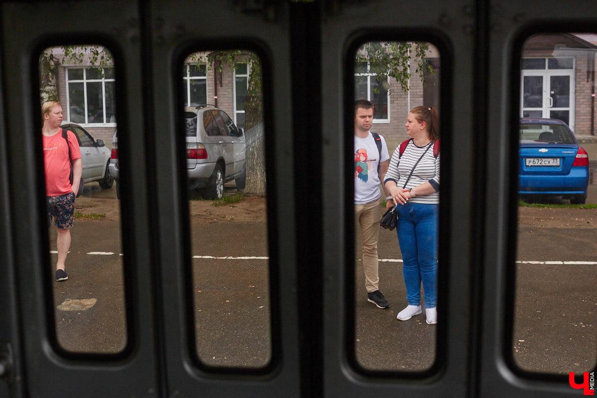 Мы уже рассказывали вам о том, что Владимиро-Суздальский музей-заповедник запустил новый экскурсионный маршрут. Теперь увидеть город и узнать о его достопримечательностях можно прямо из окна ретротроллейбуса. Наше издание протестировало формат одним из первых.