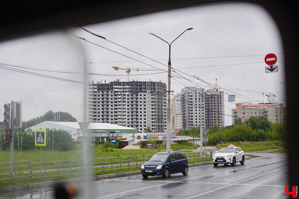 Мы уже рассказывали вам о том, что Владимиро-Суздальский музей-заповедник запустил новый экскурсионный маршрут. Теперь увидеть город и узнать о его достопримечательностях можно прямо из окна ретротроллейбуса. Наше издание протестировало формат одним из первых.