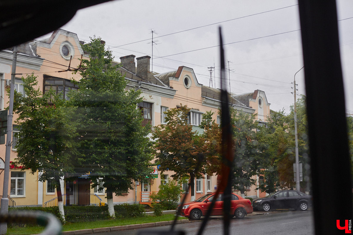 Мы уже рассказывали вам о том, что Владимиро-Суздальский музей-заповедник запустил новый экскурсионный маршрут. Теперь увидеть город и узнать о его достопримечательностях можно прямо из окна ретротроллейбуса. Наше издание протестировало формат одним из первых.