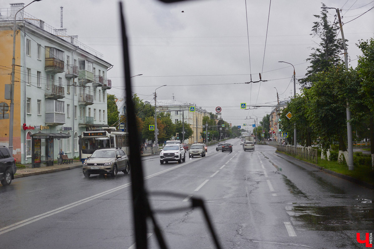 Мы уже рассказывали вам о том, что Владимиро-Суздальский музей-заповедник запустил новый экскурсионный маршрут. Теперь увидеть город и узнать о его достопримечательностях можно прямо из окна ретротроллейбуса. Наше издание протестировало формат одним из первых.