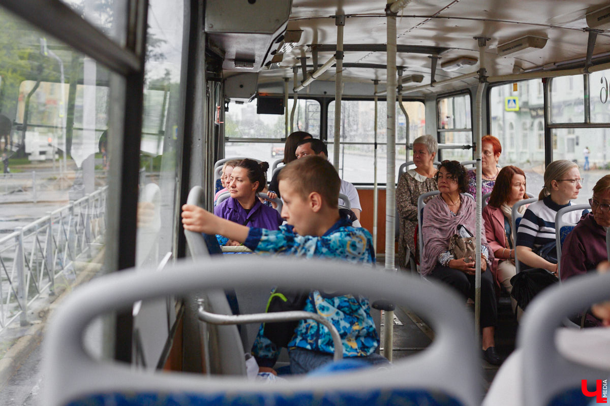 Мы уже рассказывали вам о том, что Владимиро-Суздальский музей-заповедник запустил новый экскурсионный маршрут. Теперь увидеть город и узнать о его достопримечательностях можно прямо из окна ретротроллейбуса. Наше издание протестировало формат одним из первых.