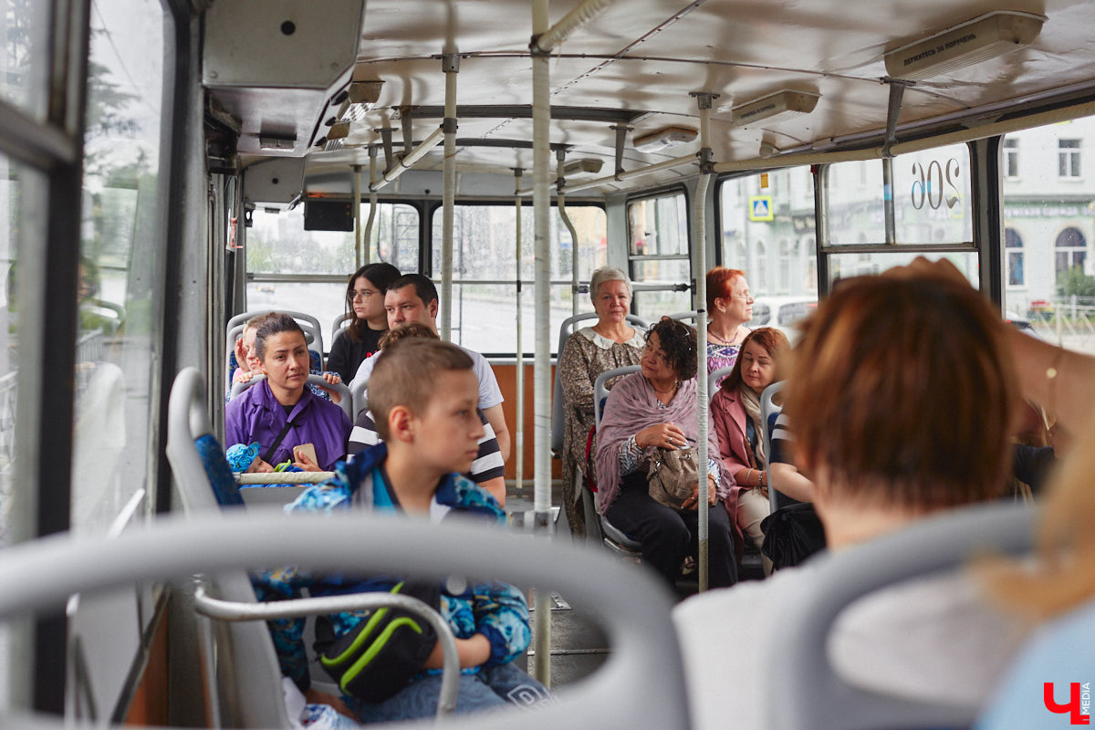 Мы уже рассказывали вам о том, что Владимиро-Суздальский музей-заповедник запустил новый экскурсионный маршрут. Теперь увидеть город и узнать о его достопримечательностях можно прямо из окна ретротроллейбуса. Наше издание протестировало формат одним из первых.
