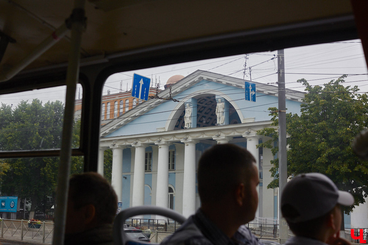 Мы уже рассказывали вам о том, что Владимиро-Суздальский музей-заповедник запустил новый экскурсионный маршрут. Теперь увидеть город и узнать о его достопримечательностях можно прямо из окна ретротроллейбуса. Наше издание протестировало формат одним из первых.