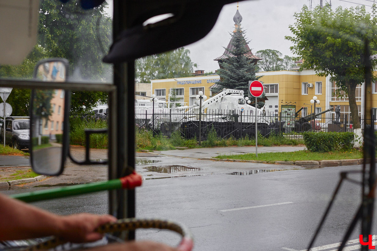 Мы уже рассказывали вам о том, что Владимиро-Суздальский музей-заповедник запустил новый экскурсионный маршрут. Теперь увидеть город и узнать о его достопримечательностях можно прямо из окна ретротроллейбуса. Наше издание протестировало формат одним из первых.