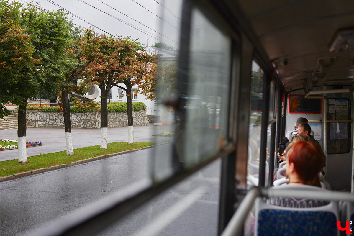 Мы уже рассказывали вам о том, что Владимиро-Суздальский музей-заповедник запустил новый экскурсионный маршрут. Теперь увидеть город и узнать о его достопримечательностях можно прямо из окна ретротроллейбуса. Наше издание протестировало формат одним из первых.