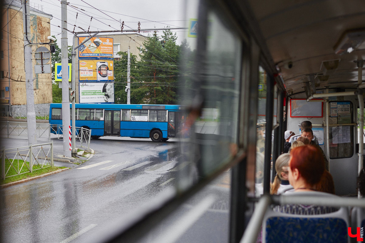 Мы уже рассказывали вам о том, что Владимиро-Суздальский музей-заповедник запустил новый экскурсионный маршрут. Теперь увидеть город и узнать о его достопримечательностях можно прямо из окна ретротроллейбуса. Наше издание протестировало формат одним из первых.