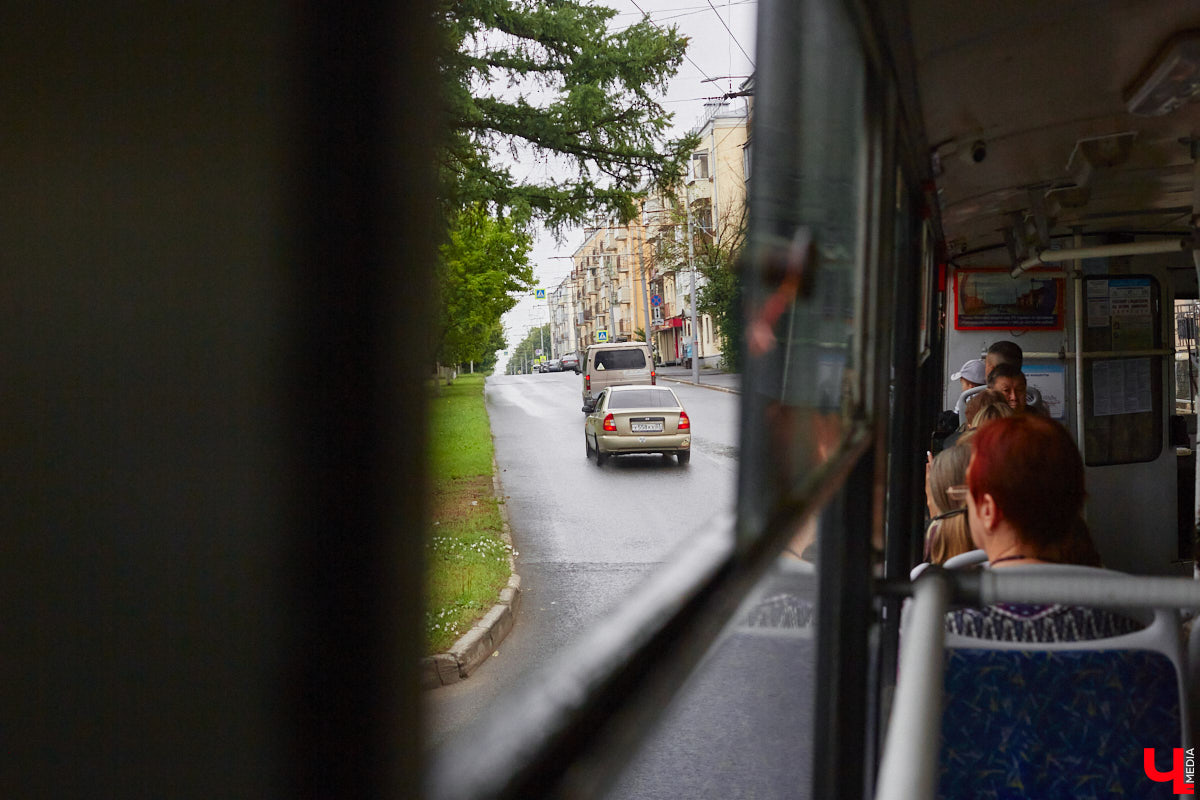Мы уже рассказывали вам о том, что Владимиро-Суздальский музей-заповедник запустил новый экскурсионный маршрут. Теперь увидеть город и узнать о его достопримечательностях можно прямо из окна ретротроллейбуса. Наше издание протестировало формат одним из первых.