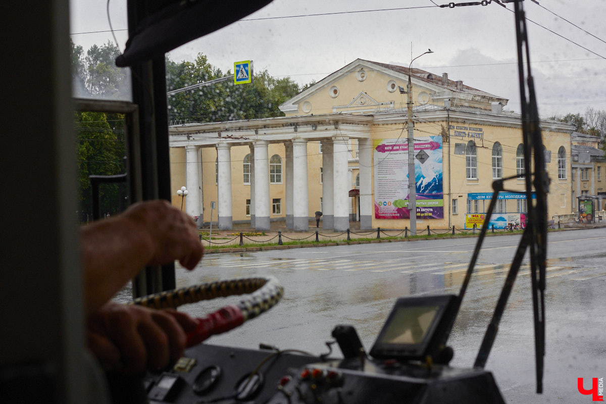 Мы уже рассказывали вам о том, что Владимиро-Суздальский музей-заповедник запустил новый экскурсионный маршрут. Теперь увидеть город и узнать о его достопримечательностях можно прямо из окна ретротроллейбуса. Наше издание протестировало формат одним из первых.