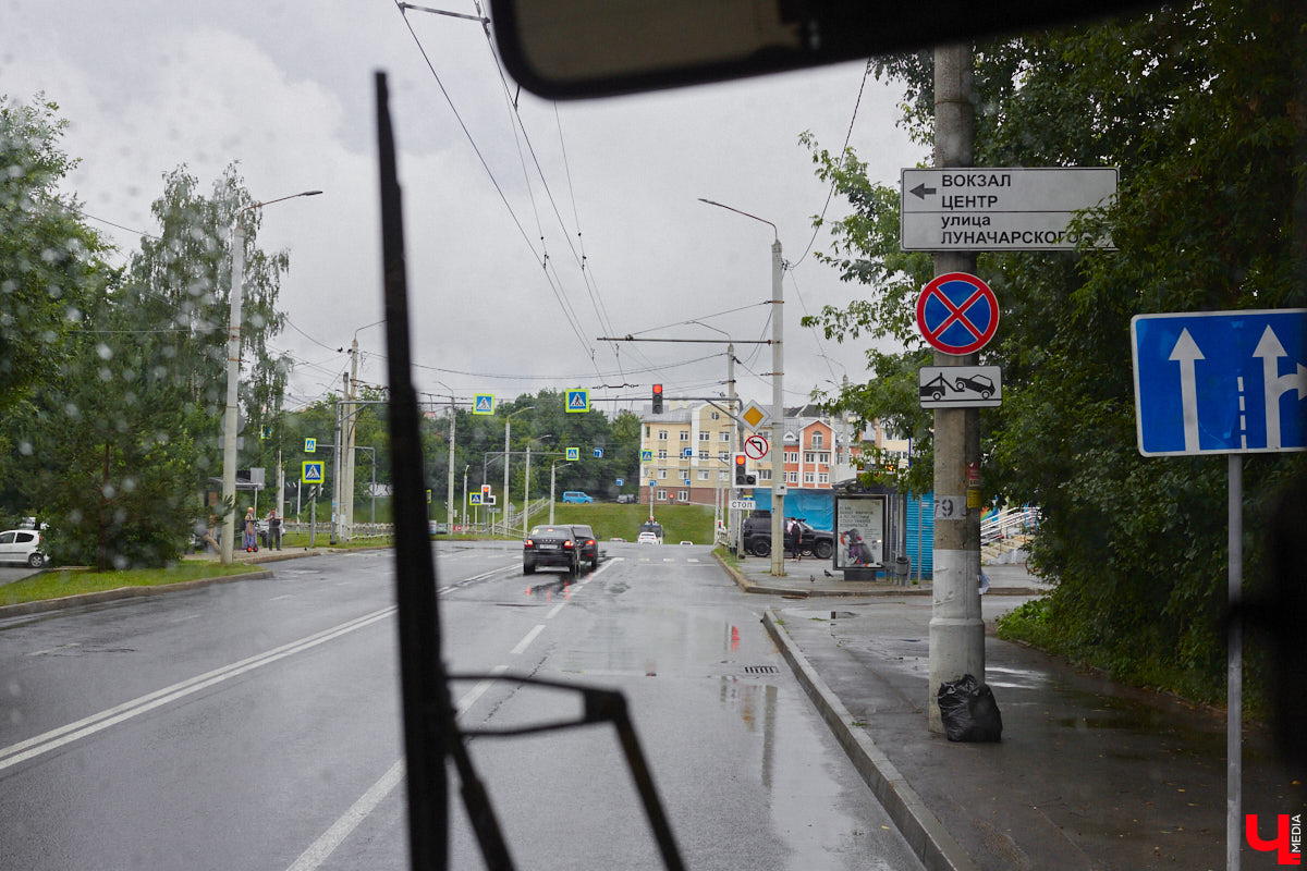 Мы уже рассказывали вам о том, что Владимиро-Суздальский музей-заповедник запустил новый экскурсионный маршрут. Теперь увидеть город и узнать о его достопримечательностях можно прямо из окна ретротроллейбуса. Наше издание протестировало формат одним из первых.