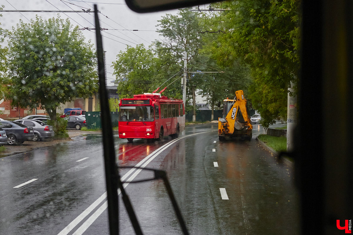 Мы уже рассказывали вам о том, что Владимиро-Суздальский музей-заповедник запустил новый экскурсионный маршрут. Теперь увидеть город и узнать о его достопримечательностях можно прямо из окна ретротроллейбуса. Наше издание протестировало формат одним из первых.