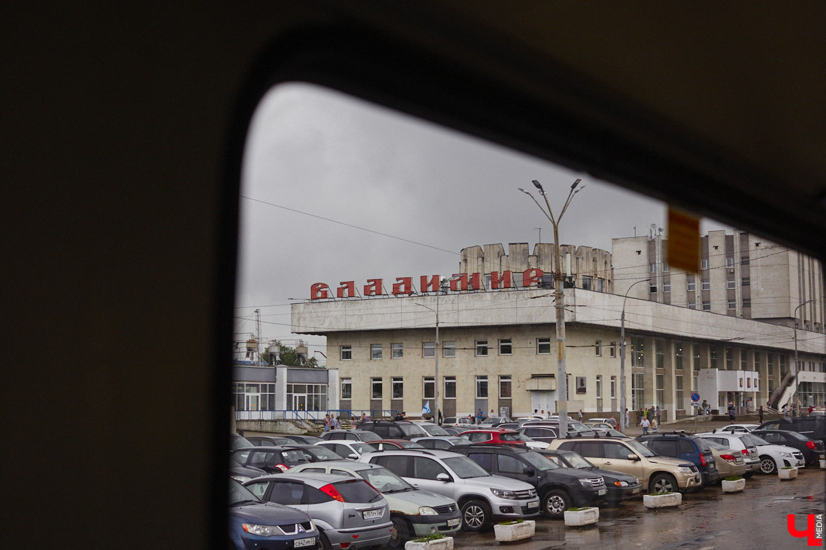 Мы уже рассказывали вам о том, что Владимиро-Суздальский музей-заповедник запустил новый экскурсионный маршрут. Теперь увидеть город и узнать о его достопримечательностях можно прямо из окна ретротроллейбуса. Наше издание протестировало формат одним из первых.