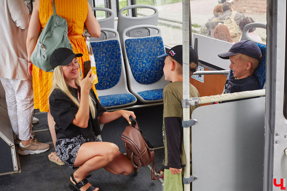 Мы уже рассказывали вам о том, что Владимиро-Суздальский музей-заповедник запустил новый экскурсионный маршрут. Теперь увидеть город и узнать о его достопримечательностях можно прямо из окна ретротроллейбуса. Наше издание протестировало формат одним из первых.