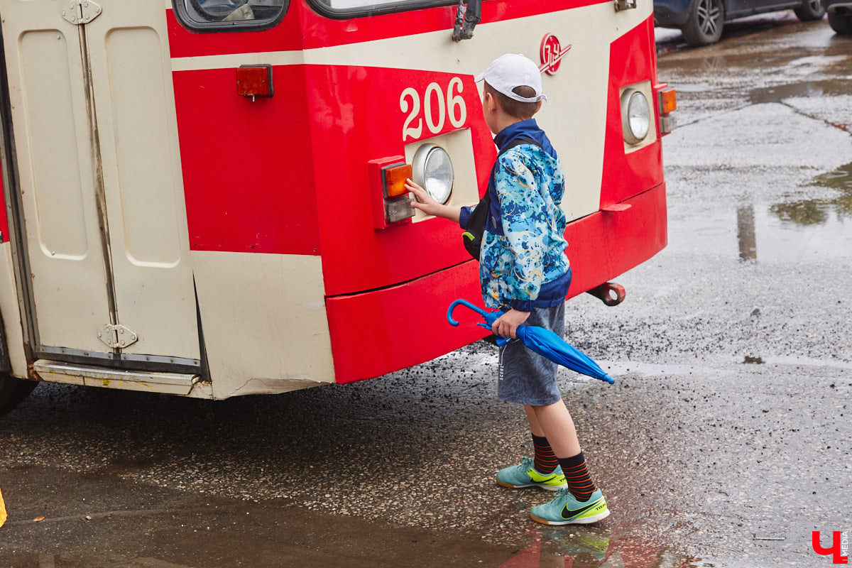 Мы уже рассказывали вам о том, что Владимиро-Суздальский музей-заповедник запустил новый экскурсионный маршрут. Теперь увидеть город и узнать о его достопримечательностях можно прямо из окна ретротроллейбуса. Наше издание протестировало формат одним из первых.