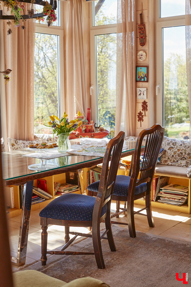 Мы уже знакомили вас с известным на всю Россию отельером, ресторатором и автором кулинарных книг Еленой Маньенан. Уже 2,5 года она живет в селе Улово после продажи легендарной гостиницы «Частный визит» в Плёсе. Многое из нее перекочевало в суздальский дом, который приобрел формат арт-пространства. Чего там только нет! И каждую деталь нашему изданию удалось рассмотреть в мельчайших подробностях.