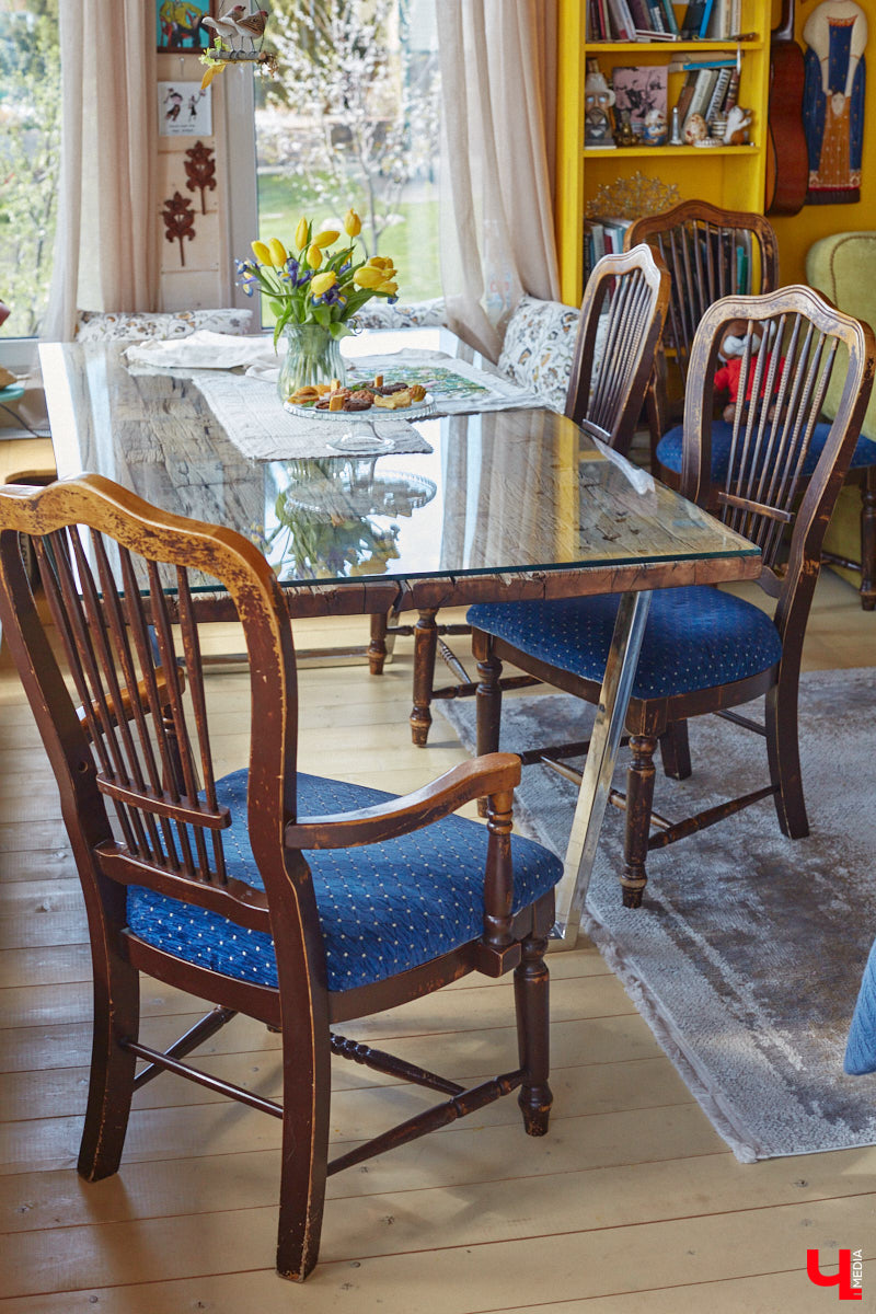 Мы уже знакомили вас с известным на всю Россию отельером, ресторатором и автором кулинарных книг Еленой Маньенан. Уже 2,5 года она живет в селе Улово после продажи легендарной гостиницы «Частный визит» в Плёсе. Многое из нее перекочевало в суздальский дом, который приобрел формат арт-пространства. Чего там только нет! И каждую деталь нашему изданию удалось рассмотреть в мельчайших подробностях.