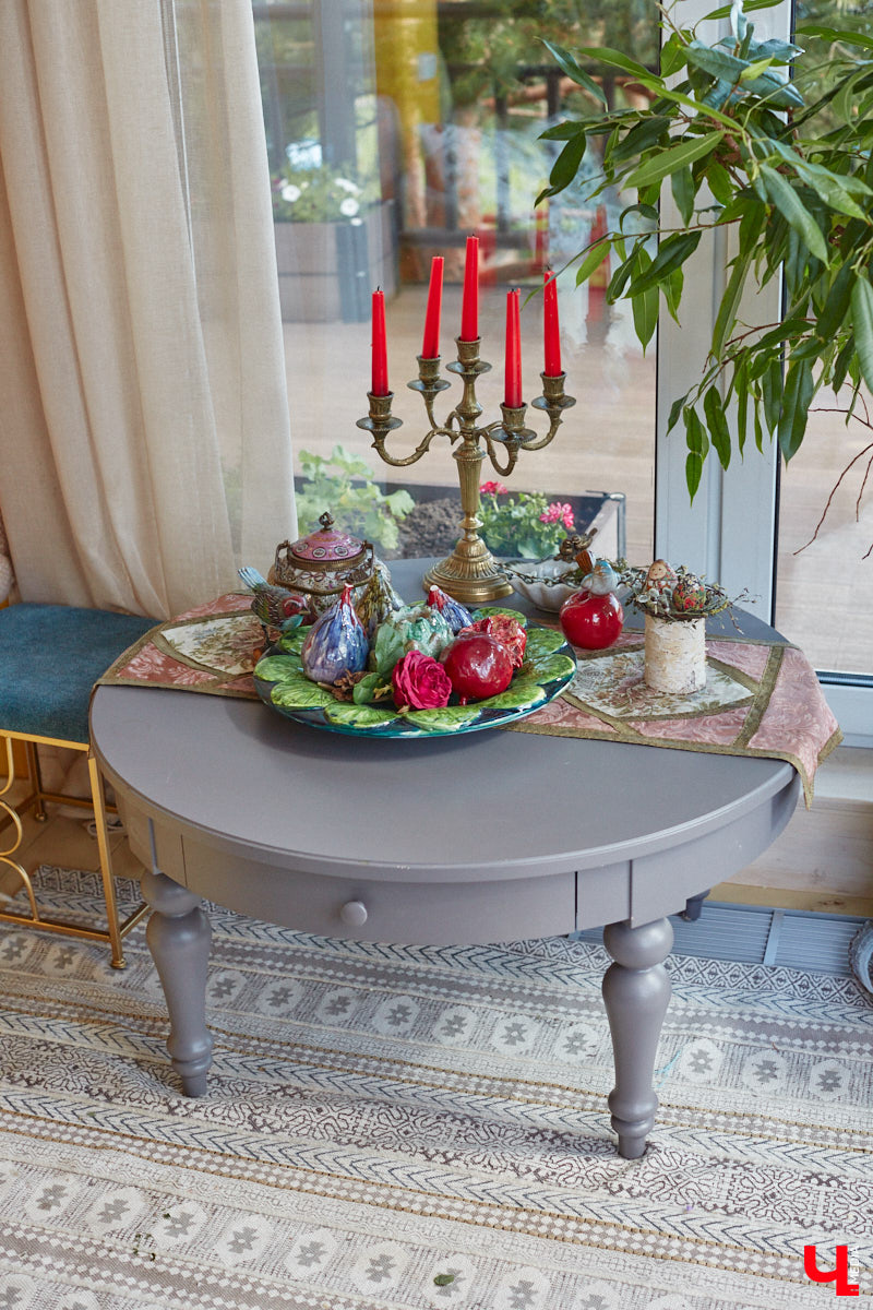 Мы уже знакомили вас с известным на всю Россию отельером, ресторатором и автором кулинарных книг Еленой Маньенан. Уже 2,5 года она живет в селе Улово после продажи легендарной гостиницы «Частный визит» в Плёсе. Многое из нее перекочевало в суздальский дом, который приобрел формат арт-пространства. Чего там только нет! И каждую деталь нашему изданию удалось рассмотреть в мельчайших подробностях.