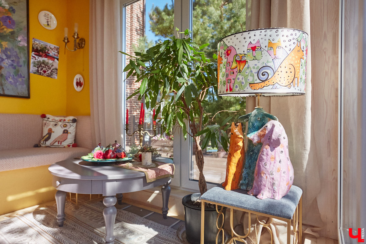 Мы уже знакомили вас с известным на всю Россию отельером, ресторатором и автором кулинарных книг Еленой Маньенан. Уже 2,5 года она живет в селе Улово после продажи легендарной гостиницы «Частный визит» в Плёсе. Многое из нее перекочевало в суздальский дом, который приобрел формат арт-пространства. Чего там только нет! И каждую деталь нашему изданию удалось рассмотреть в мельчайших подробностях.