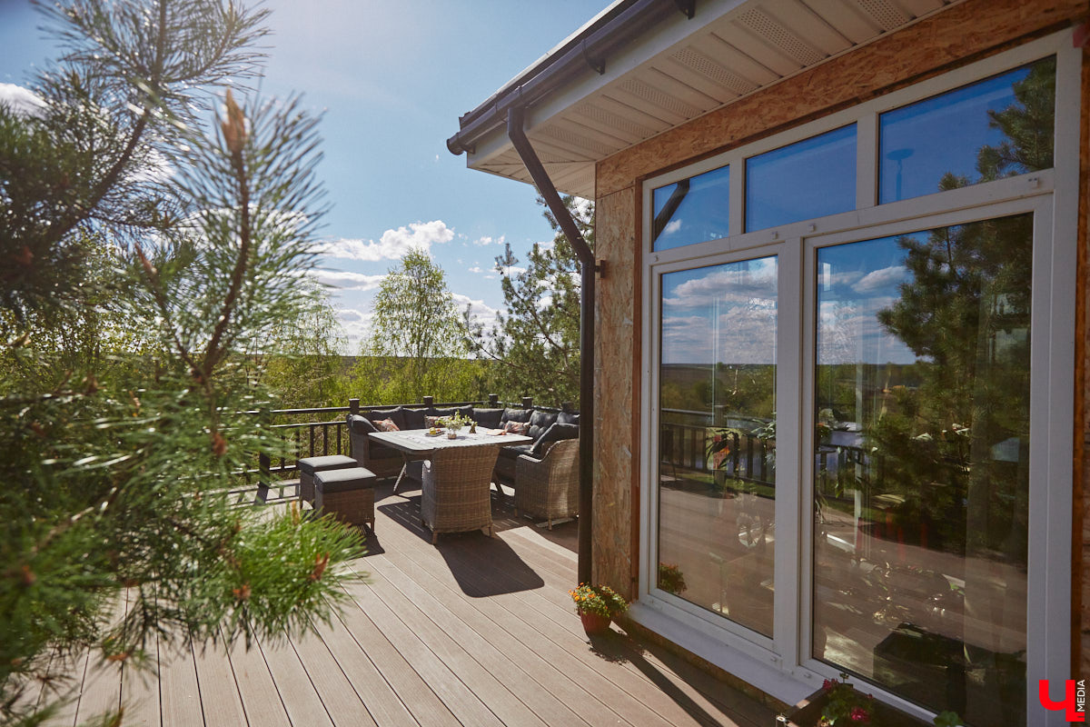 Мы уже знакомили вас с известным на всю Россию отельером, ресторатором и автором кулинарных книг Еленой Маньенан. Уже 2,5 года она живет в селе Улово после продажи легендарной гостиницы «Частный визит» в Плёсе. Многое из нее перекочевало в суздальский дом, который приобрел формат арт-пространства. Чего там только нет! И каждую деталь нашему изданию удалось рассмотреть в мельчайших подробностях.