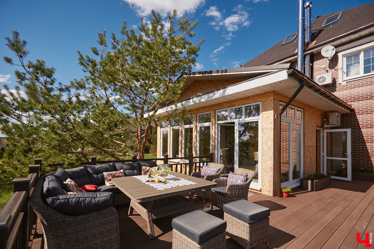 Мы уже знакомили вас с известным на всю Россию отельером, ресторатором и автором кулинарных книг Еленой Маньенан. Уже 2,5 года она живет в селе Улово после продажи легендарной гостиницы «Частный визит» в Плёсе. Многое из нее перекочевало в суздальский дом, который приобрел формат арт-пространства. Чего там только нет! И каждую деталь нашему изданию удалось рассмотреть в мельчайших подробностях.