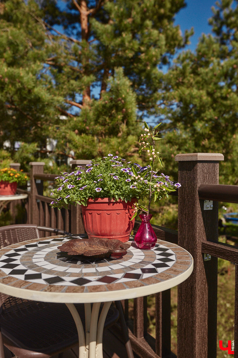 Мы уже знакомили вас с известным на всю Россию отельером, ресторатором и автором кулинарных книг Еленой Маньенан. Уже 2,5 года она живет в селе Улово после продажи легендарной гостиницы «Частный визит» в Плёсе. Многое из нее перекочевало в суздальский дом, который приобрел формат арт-пространства. Чего там только нет! И каждую деталь нашему изданию удалось рассмотреть в мельчайших подробностях.