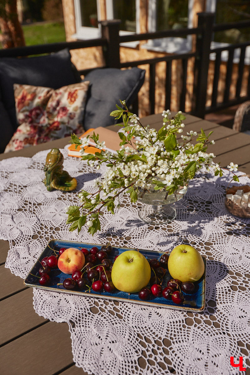 Мы уже знакомили вас с известным на всю Россию отельером, ресторатором и автором кулинарных книг Еленой Маньенан. Уже 2,5 года она живет в селе Улово после продажи легендарной гостиницы «Частный визит» в Плёсе. Многое из нее перекочевало в суздальский дом, который приобрел формат арт-пространства. Чего там только нет! И каждую деталь нашему изданию удалось рассмотреть в мельчайших подробностях.