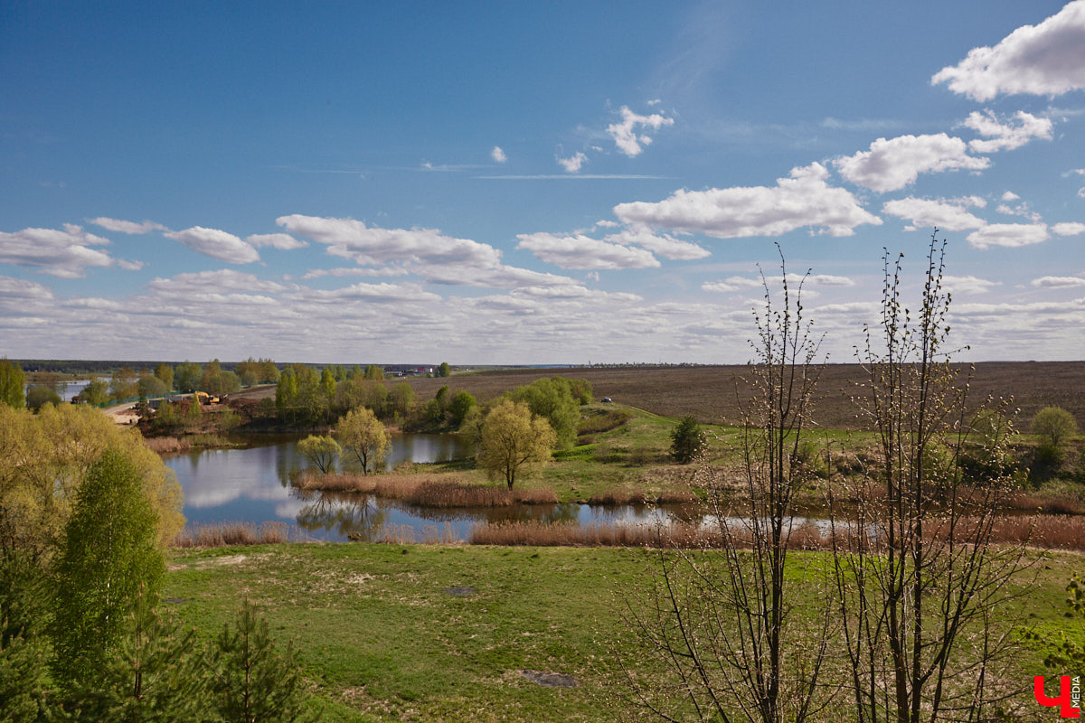 Мы уже знакомили вас с известным на всю Россию отельером, ресторатором и автором кулинарных книг Еленой Маньенан. Уже 2,5 года она живет в селе Улово после продажи легендарной гостиницы «Частный визит» в Плёсе. Многое из нее перекочевало в суздальский дом, который приобрел формат арт-пространства. Чего там только нет! И каждую деталь нашему изданию удалось рассмотреть в мельчайших подробностях.
