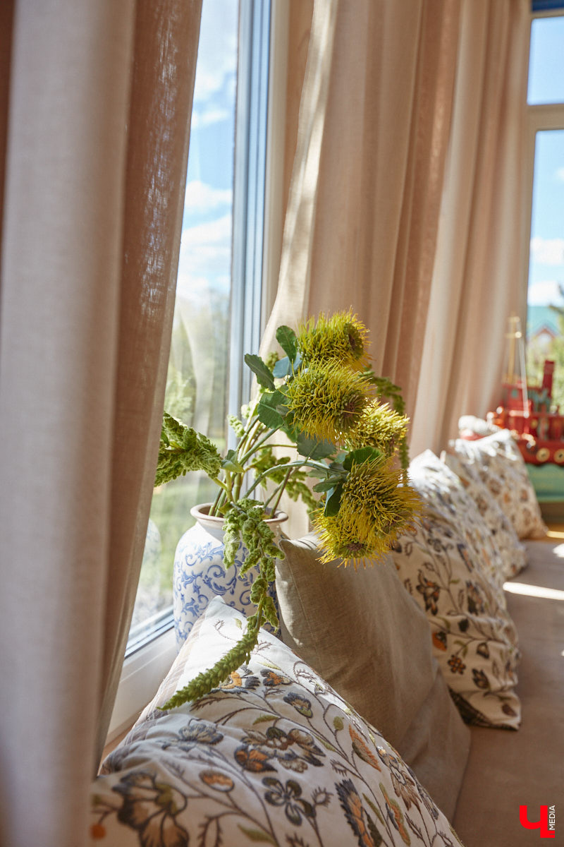 Мы уже знакомили вас с известным на всю Россию отельером, ресторатором и автором кулинарных книг Еленой Маньенан. Уже 2,5 года она живет в селе Улово после продажи легендарной гостиницы «Частный визит» в Плёсе. Многое из нее перекочевало в суздальский дом, который приобрел формат арт-пространства. Чего там только нет! И каждую деталь нашему изданию удалось рассмотреть в мельчайших подробностях.