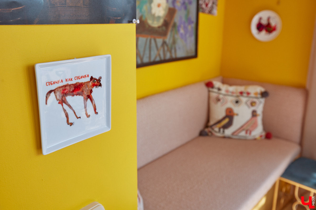 Мы уже знакомили вас с известным на всю Россию отельером, ресторатором и автором кулинарных книг Еленой Маньенан. Уже 2,5 года она живет в селе Улово после продажи легендарной гостиницы «Частный визит» в Плёсе. Многое из нее перекочевало в суздальский дом, который приобрел формат арт-пространства. Чего там только нет! И каждую деталь нашему изданию удалось рассмотреть в мельчайших подробностях.