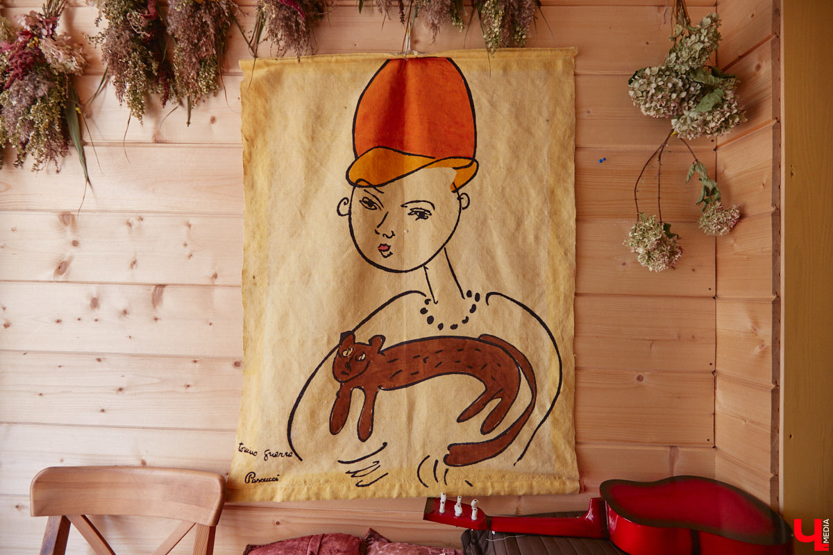 Мы уже знакомили вас с известным на всю Россию отельером, ресторатором и автором кулинарных книг Еленой Маньенан. Уже 2,5 года она живет в селе Улово после продажи легендарной гостиницы «Частный визит» в Плёсе. Многое из нее перекочевало в суздальский дом, который приобрел формат арт-пространства. Чего там только нет! И каждую деталь нашему изданию удалось рассмотреть в мельчайших подробностях.