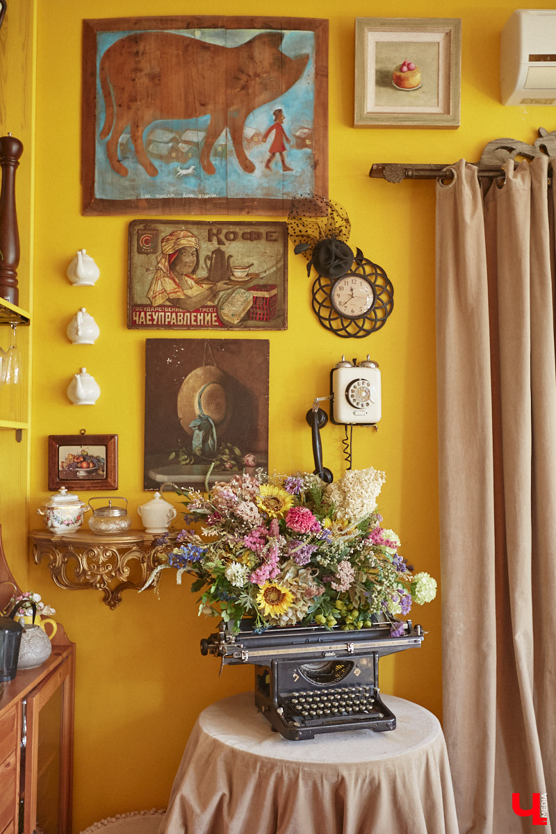 Мы уже знакомили вас с известным на всю Россию отельером, ресторатором и автором кулинарных книг Еленой Маньенан. Уже 2,5 года она живет в селе Улово после продажи легендарной гостиницы «Частный визит» в Плёсе. Многое из нее перекочевало в суздальский дом, который приобрел формат арт-пространства. Чего там только нет! И каждую деталь нашему изданию удалось рассмотреть в мельчайших подробностях.