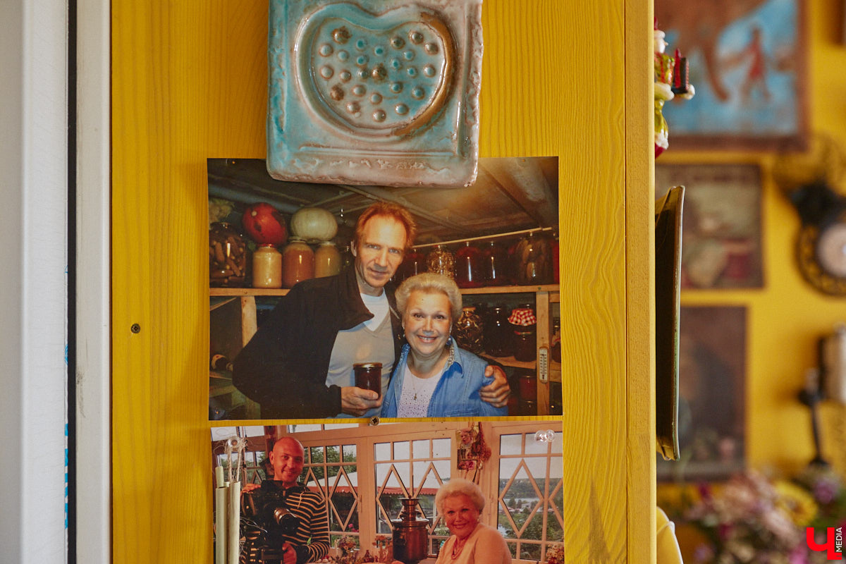 Мы уже знакомили вас с известным на всю Россию отельером, ресторатором и автором кулинарных книг Еленой Маньенан. Уже 2,5 года она живет в селе Улово после продажи легендарной гостиницы «Частный визит» в Плёсе. Многое из нее перекочевало в суздальский дом, который приобрел формат арт-пространства. Чего там только нет! И каждую деталь нашему изданию удалось рассмотреть в мельчайших подробностях.