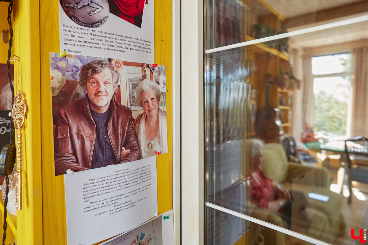 Мы уже знакомили вас с известным на всю Россию отельером, ресторатором и автором кулинарных книг Еленой Маньенан. Уже 2,5 года она живет в селе Улово после продажи легендарной гостиницы «Частный визит» в Плёсе. Многое из нее перекочевало в суздальский дом, который приобрел формат арт-пространства. Чего там только нет! И каждую деталь нашему изданию удалось рассмотреть в мельчайших подробностях.